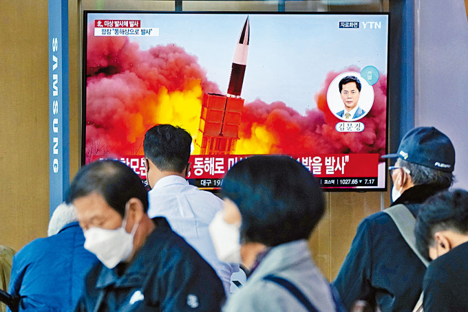 首尔火车站大电视昨日播出北韩试射导弹的新闻。