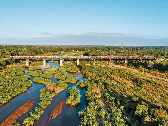 建在賽拉蒂鐵道橋上的Kruger Shalati酒店，坐擁南非克魯格國家公園的自然美景。