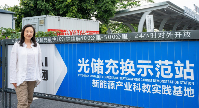 民建联葛佩帆等人日前到深圳考察电动车充电设施。