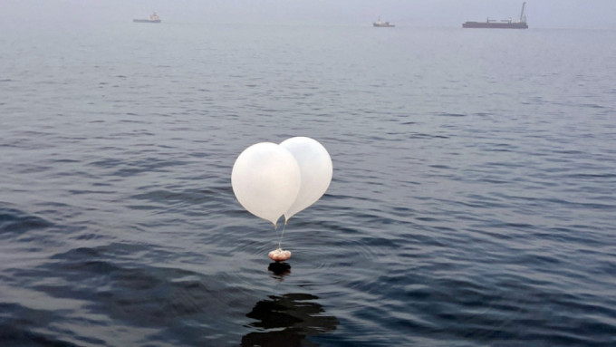 北韓再向南韓發放「垃圾氣球」，部份墮入南韓境內海域。(路透社)