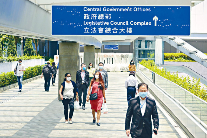 今年七月一日起新入職的公務員，均須簽署文件確認擁護《基本法》及效忠香港特區 。