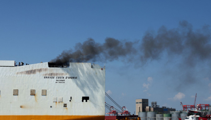 美国新泽西州纽瓦克港的一艘货轮起火，导致2名消防员死亡。
