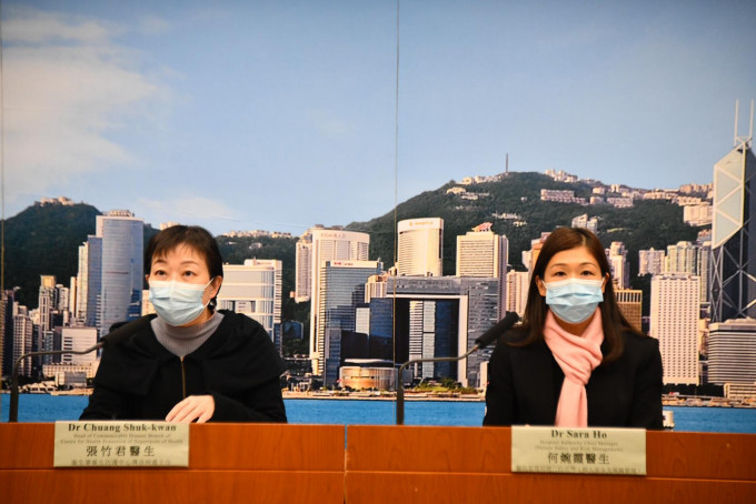 卫生防护中心传染病处主任张竹君(左)