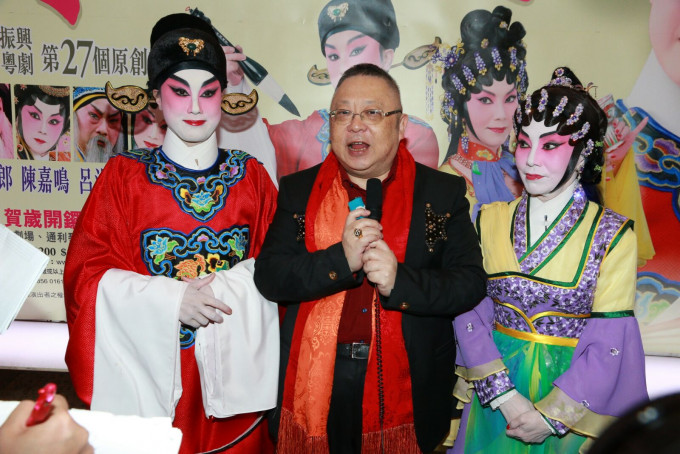 李居明指新光戲院與鳴芝聲劇團尚有5年合作時間。