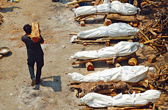 印度新德里一个火葬场，周一摆满准备火化的新冠肺炎死者。