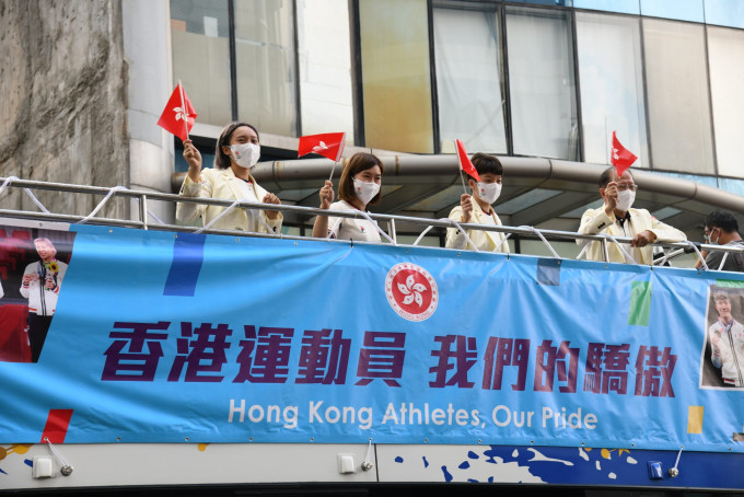 港队奖牌运动员，包括杜凯琹、苏慧音、李皓晴等出席巡游活动。
