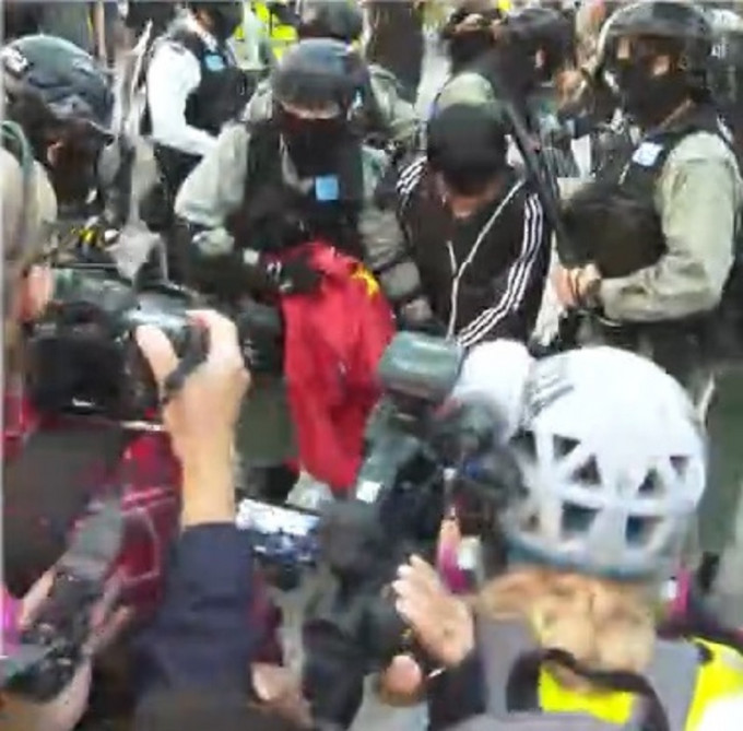 警察制服示威者。無綫新聞截圖