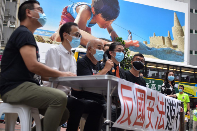 部分民主派區議員發起遊行反對港區國安法。
