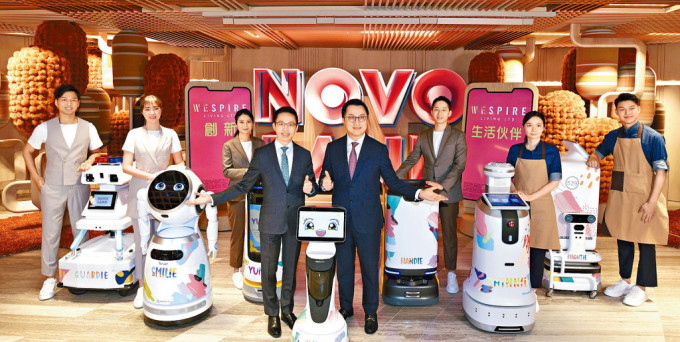 新地陳漢麟（前排左）表示，NOVA LAND約50%客源來自屯門。