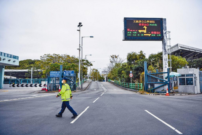 有跨境司机在深圳检测呈初步阳性，文锦渡关口一度要停止货车出入。
