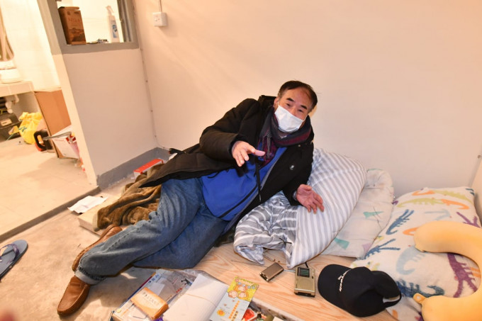 滞留内地老翁公屋被没收无家可归向区议员及传媒求助。