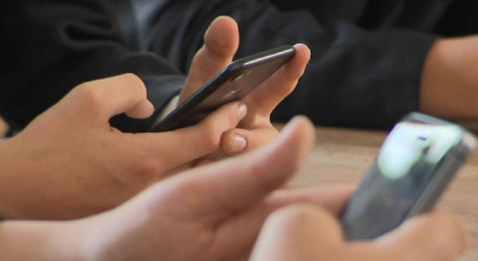 法國本月起禁小學生和初中生在校內使用手機。(網圖)