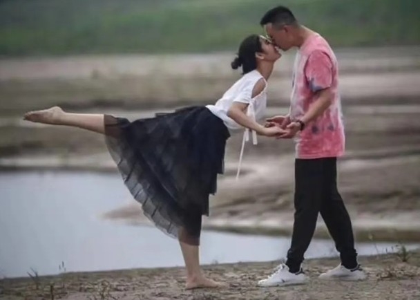 武漢記者沙灘拍下情侶接吻照，意外揭發二人婚外情。(網圖)