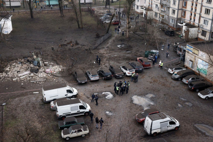 烏克蘭首都基輔市中心建築物過去受俄軍空襲，在地面造成大坑。路透社