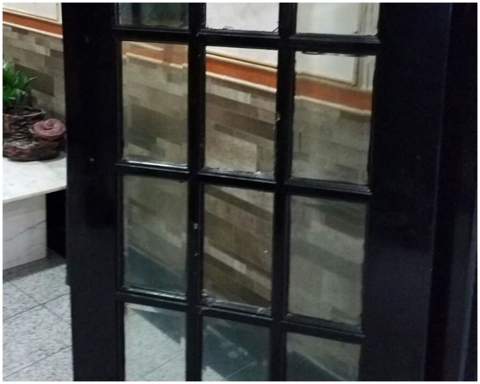 筲箕灣東大街芬蘭浴室2度木門的玻璃遭扑爛。