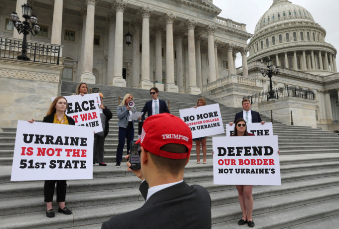 在联邦政府面临关门的危机下，共和党女众议员格林日前在国会外发起示威，抗议美国军援乌克兰。 路透社