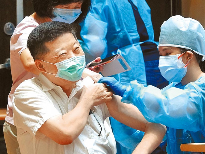 台灣批准緊急使用及生產高端疫苗。中時圖片