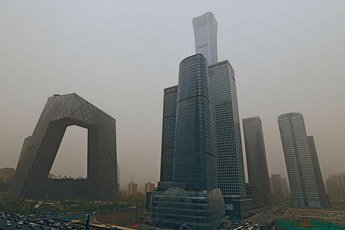 北京昨日出现沙尘天气，天空昏暗。
