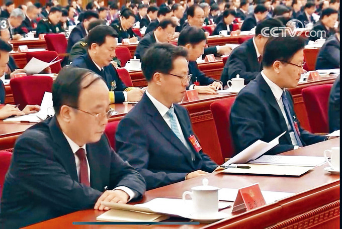 国务院港澳办副主任t张晓明(中)出席会议。