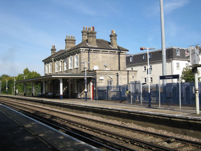 英国萨里郡切特西车站，一名少年从月台自杀。　网图