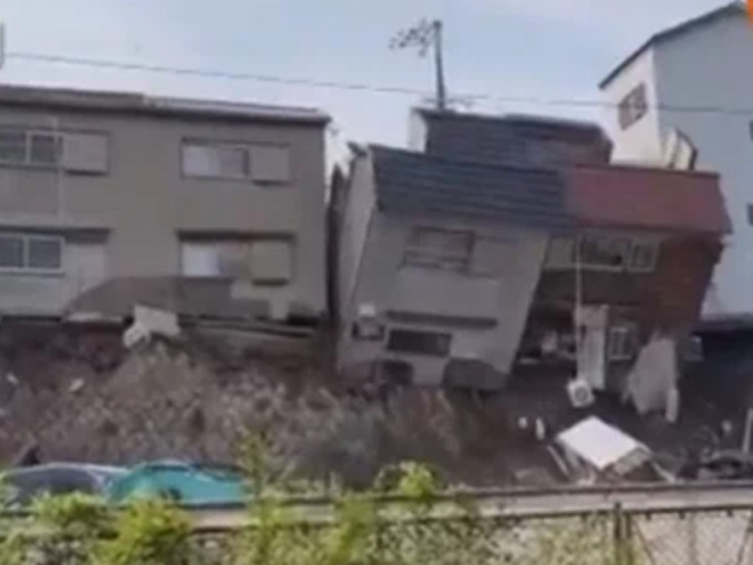 大阪市西成区上午有住宅倒塌，幸无人伤亡。影片截图