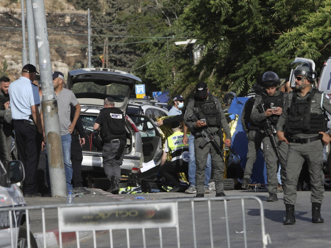 一名巴勒斯坦人周日驾车冲向一个警察路障，把6名以色列警员撞伤。AP图片