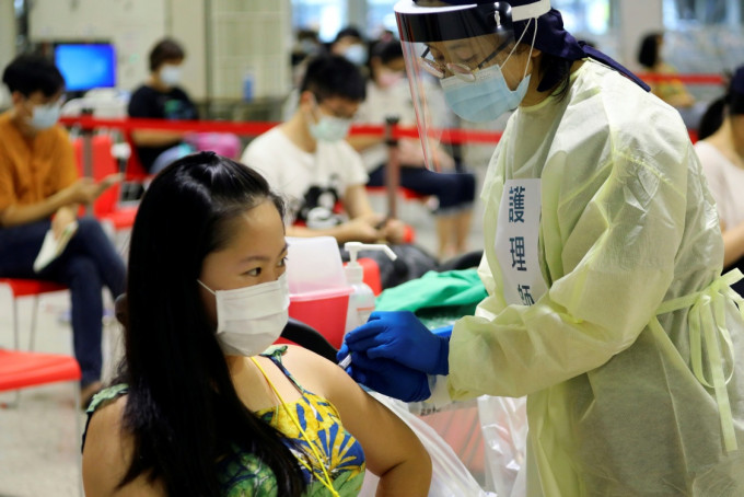 台灣再多一人接種高端疫苗後死亡，總共累計五宗。AP圖片