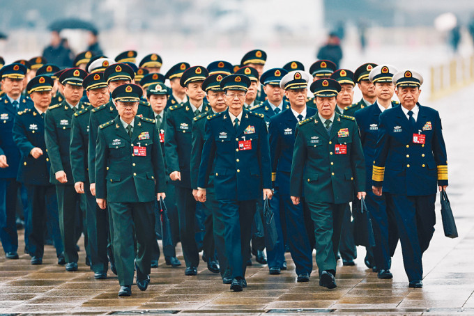 解放軍和武警部隊代表團走向人民大會堂。
