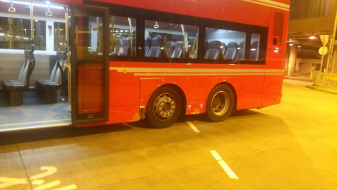 巴士抵总站前曾在路旁铁栏，车身损毁。fb柏斯敦巴士台撮自车长Whatsapp群组