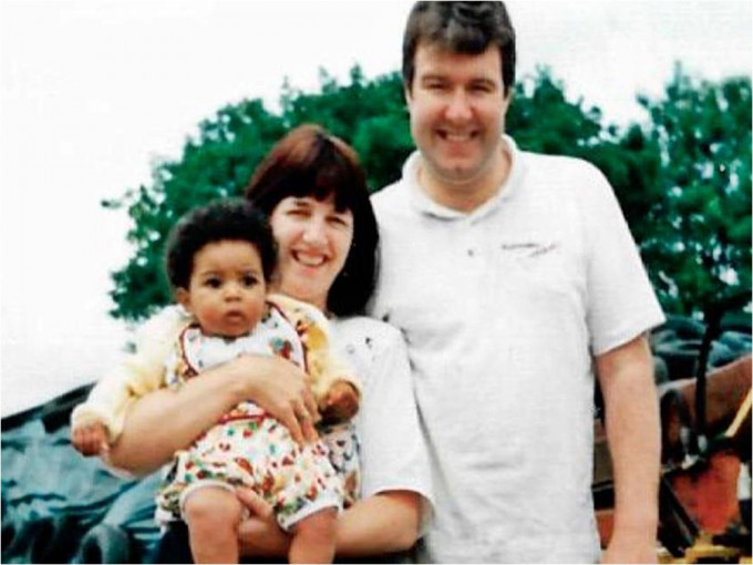 英國一對白人夫婦誕下一名黑人女兒，父親卻堅稱為「隔代遺傳」。網圖