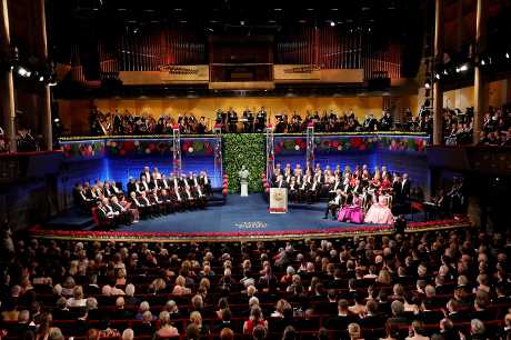 諾貝爾獎得主與瑞典皇室成員2022年12月出席在斯德哥爾摩音樂廳舉行的諾獎頒獎典禮。路透社