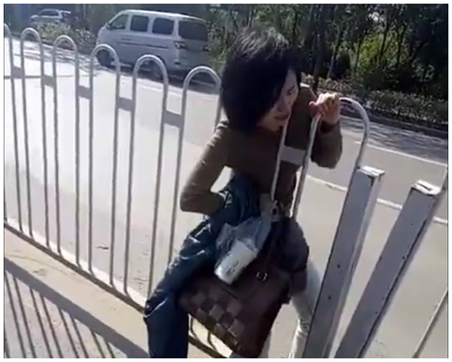 女子被卡在栏杆。片刻截图