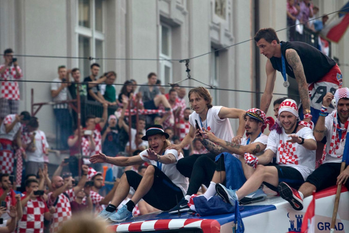 超过25万人在首都萨格勒布夹道欢迎克罗地亚队长莫迪历(Luka Modric)与他的队员回家。AP