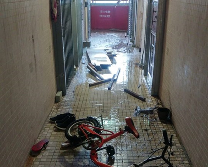 富亨邨防火門被吹爛，走廊滿目瘡痍Patrick Chu圖片。