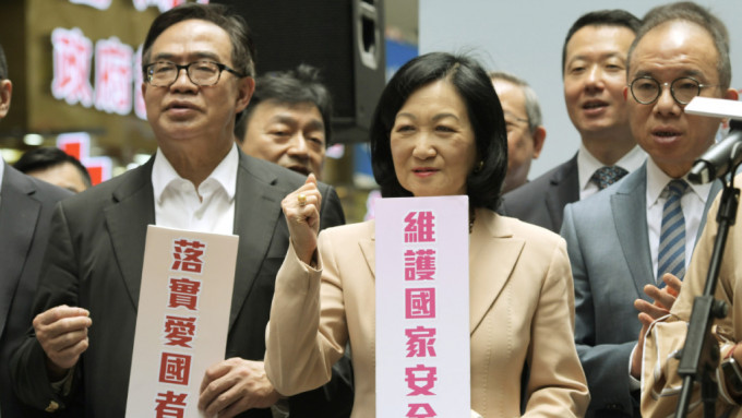 葉劉淑儀(中)表示，支持新出爐的區議會改革方案。(資料圖片)