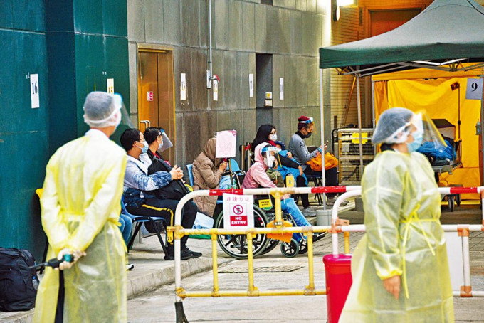 明爱医院有院内爆疫情况，部分病人在大门外等候。