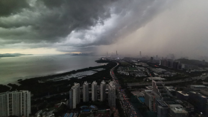 深圳周末起会再出现强对流天气，港人北上或迎来暴雨。微博