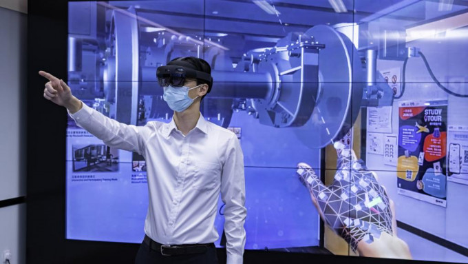 港铁设立「混合实境训练中心」，引入微软 HoloLens 2 混合实境 (Mixed Reality, MR)设备，进一步提升维修训练的成效。