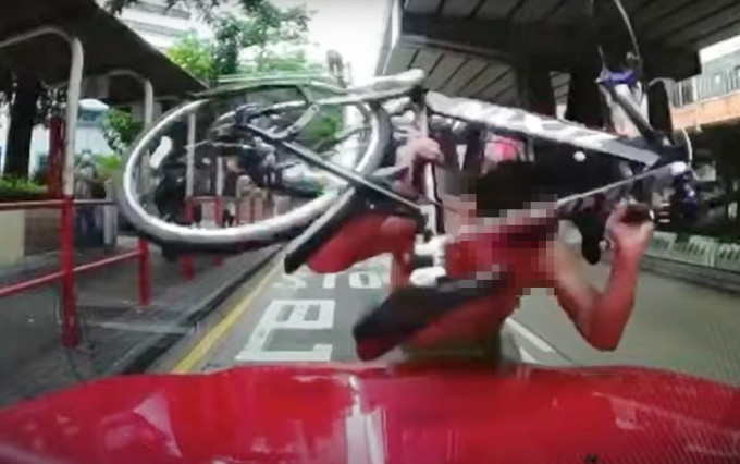 一名驾单车男子与的士司机发生争执并举起单车作势要砸向挡风玻璃。网上片段截图