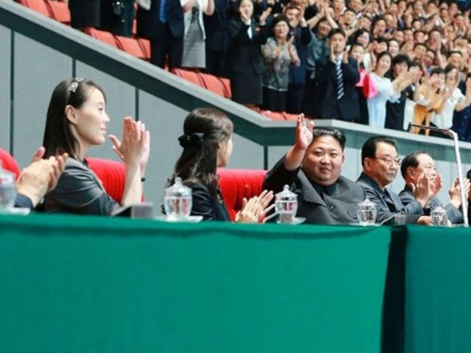 北韩领袖金正恩在妹妹金与正陪同下观看大型体操表演，被视为打破有关金与正被勒令停职的传闻。（网图）