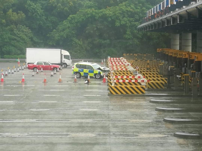 一輛警車在青嶼收費廣場撞到石躉。 香港突發事故報料區 FB 圖片