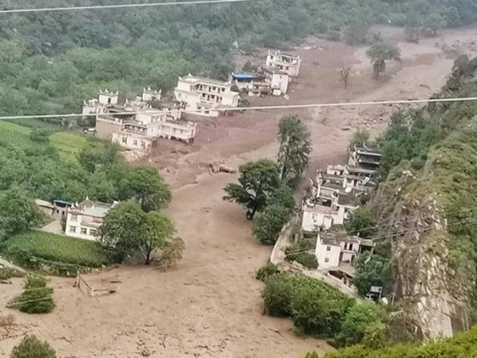 四川丹巴發生泥石流形成堰塞湖，緊急疏散2萬餘人。(網圖)
