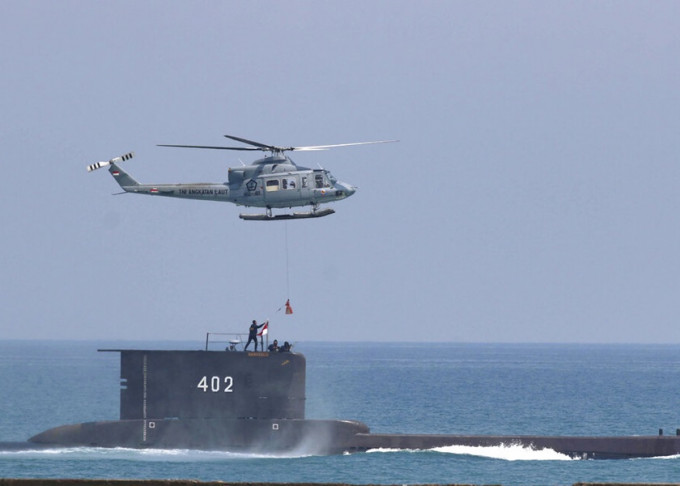 印尼海军指在峇里海域发现属于「南伽拉号」潜艇物件，相信该舰已经沉没。AP资料图片