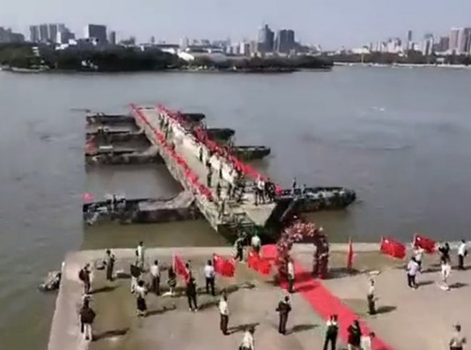 中部战区陆军某舟桥旅为40位官兵举办集体婚礼。微博截图