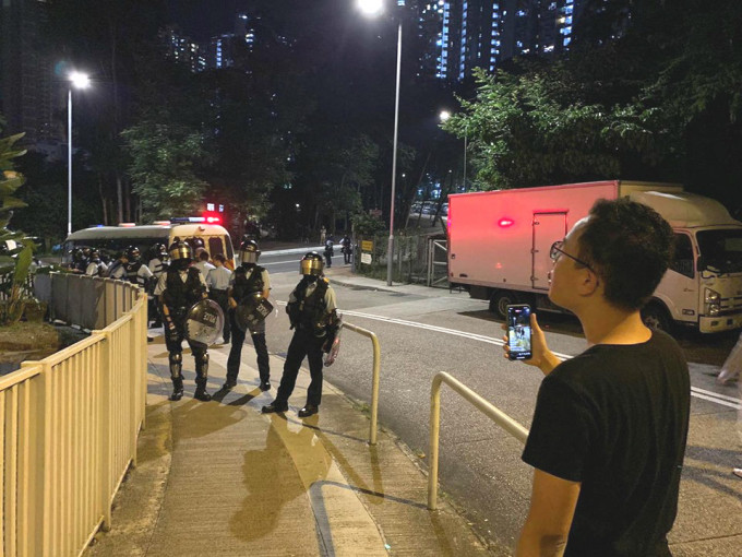 防暴警察在校園外戒備。恒生大學學生會編委會圖片