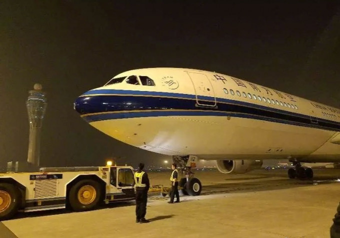 中国多次派包机接游客回国。网上图片