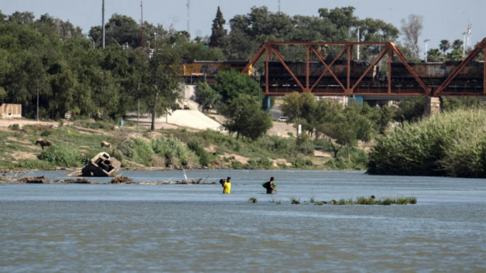 最少8人橫渡格蘭德河時溺斃。REUTERS