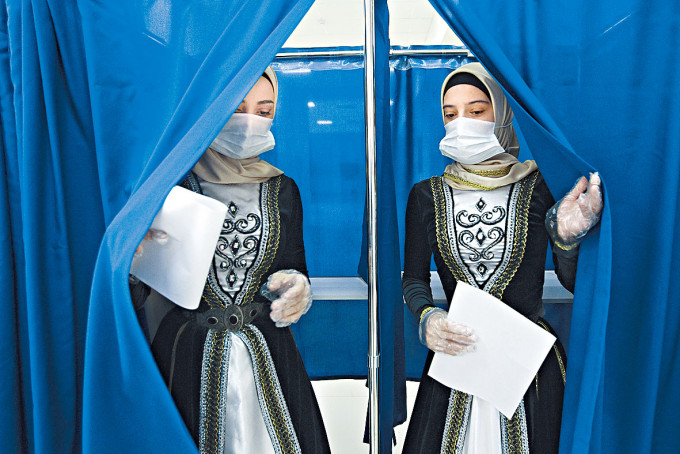 车臣妇女在票站投票。