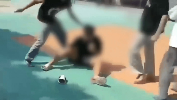 湖南学生被欺凌，遭5人拳打脚踢。