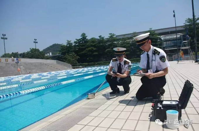 今年衛生監督部門將分三批次完成全市持證人工游泳場所的監督巡查、水質監測和監督抽檢結果公告工作。